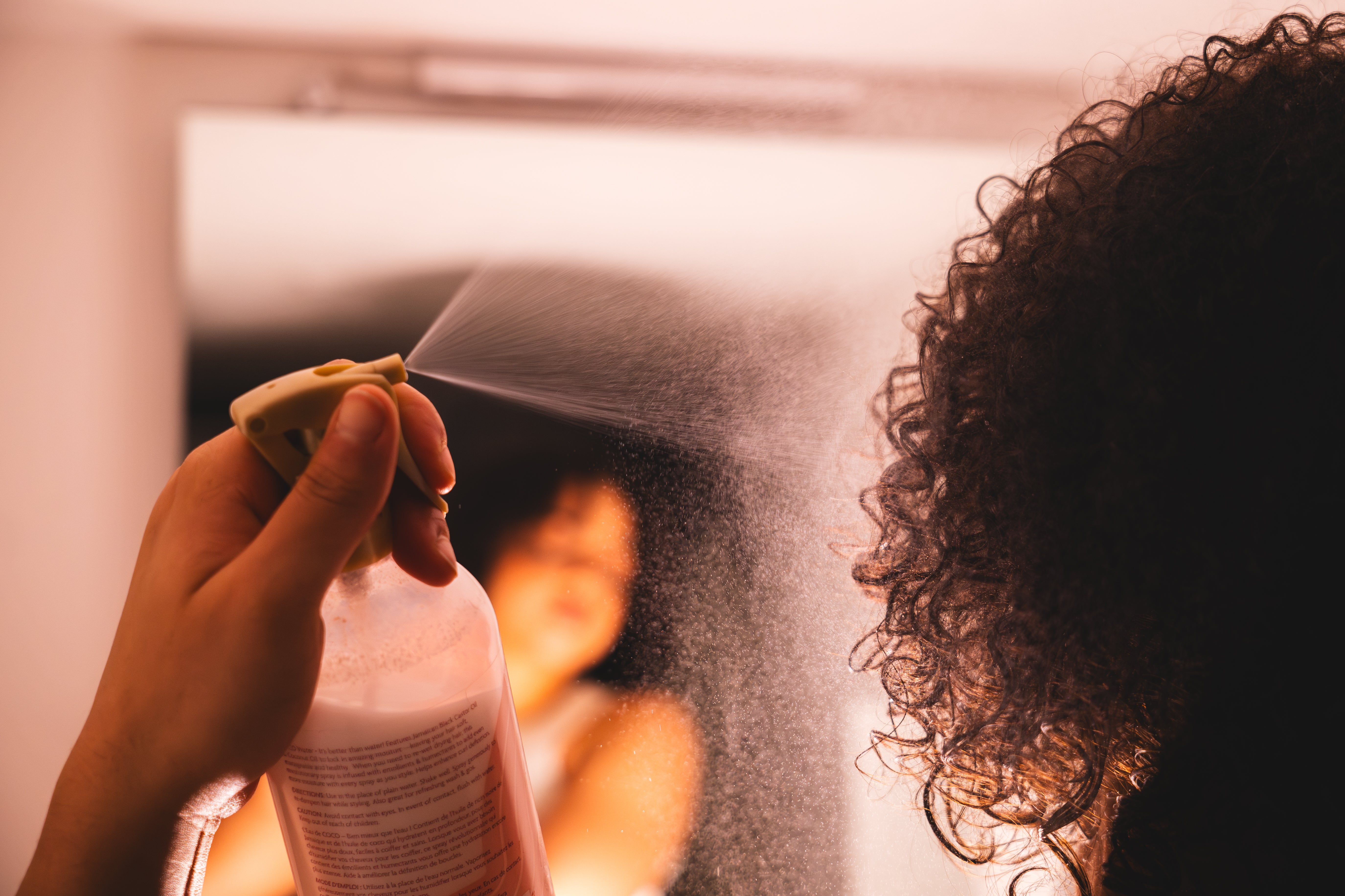 Mansa's Blog - Comment définir ses boucles sans frisottis : techniques et produits adaptés